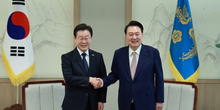 대통령실·민주당 ‘축하 난’ 두고 진실 공방