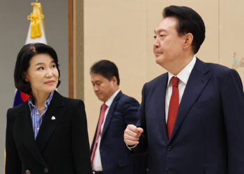 尹, 이진숙에 “고생 많으시다”…野는 탄핵 착수·국정조사 추진