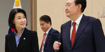 尹, 이진숙에 “고생 많으시다”…野는 탄핵 착수·국정조사 추진