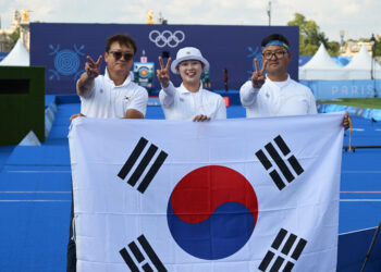 ‘신궁+신궁’ 한국 양궁, 혼성 단체서 3번째 金…전 종목 석권까지 두 발 남아