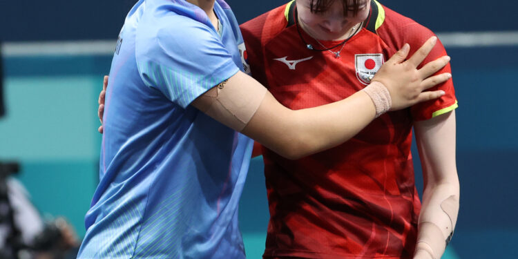 “감동적인 포옹” 성숙한 ‘삐약이’에 日·中 반했다