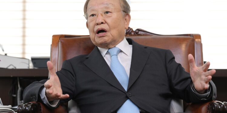 시대 뒤처진 온갖 규제… 공들여 쌓은 산업 생태계 무너질라[월요인터뷰]