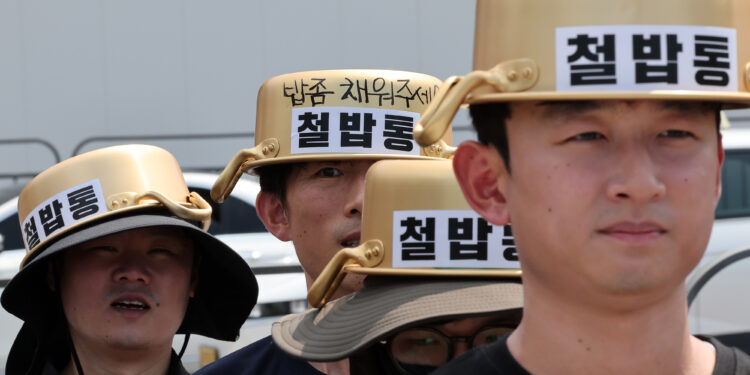 ‘철발통’ 냄비들고 용산 찾은 청년공무원들 [포토多이슈]