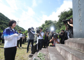 “할아버지, 다음엔 금메달 따서 올게요”