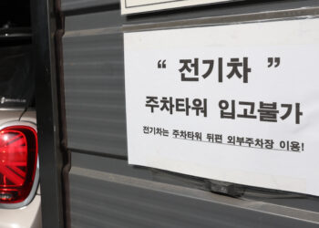 전기차 충전기 의무화 앞두고
아파트 단지마다 설치 신경전
