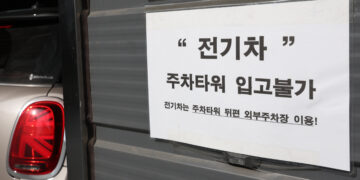 전기차 충전기 의무화 앞두고
아파트 단지마다 설치 신경전