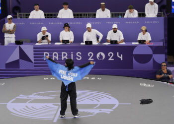 경기 도중 상의 벗더니…‘실격’ 女선수에 박수 쏟아진 이유