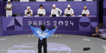 경기 도중 상의 벗더니…‘실격’ 女선수에 박수 쏟아진 이유