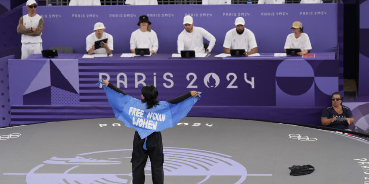 경기 도중 상의 벗더니…‘실격’ 女선수에 박수 쏟아진 이유