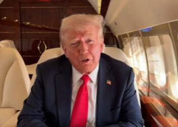 돌연 경로 변경한 ‘트럼프 전용기’…목적지 아닌 곳에 착륙, 왜