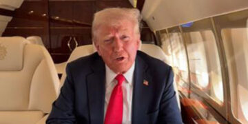 돌연 경로 변경한 ‘트럼프 전용기’…목적지 아닌 곳에 착륙, 왜