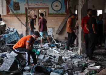 이스라엘군, ‘피란민 대피소’ 가자 학교 폭격…“100명 이상 사망”