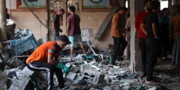 이스라엘군, ‘피란민 대피소’ 가자 학교 폭격…“100명 이상 사망”