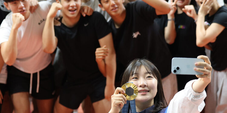 ‘사격 영웅’ 된 16세 소녀…최연소 金 반효진, 모교 금의환향