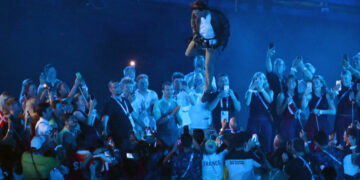 하늘에서 내려온 톰 크루즈, LA로 오륜기 공수 미션 성공