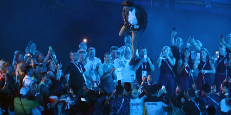 하늘에서 내려온 톰 크루즈, LA로 오륜기 공수 미션 성공