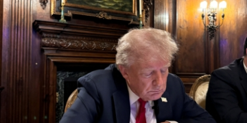 트럼프-머스크 2시간 대화…해리스 돌풍에 맞서 “극좌”라며 함께 공격