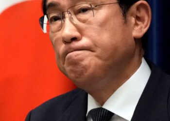 “정치 불신에 책임” 기시다, 새달 퇴진