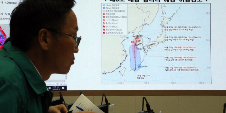 열돔에 ‘습기’ 퍼붓는 태풍… 한반도 더 뜨거워진다