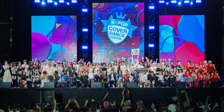 하노이 중심에 K팝 흐르자 글로벌 관객 3만명 한국어 떼창