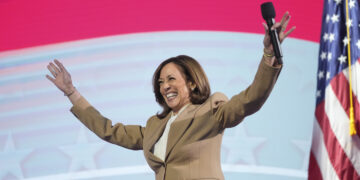 트럼프 “전기차 세액공제 폐지”… 해리스 “법인세율 21→ 28%”