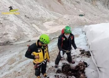 폭염에 빙하 녹자 드러난 시신 2구…100년도 더 지난 ‘깜짝 정체’