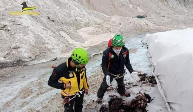 폭염에 빙하 녹자 드러난 시신 2구…100년도 더 지난 ‘깜짝 정체’