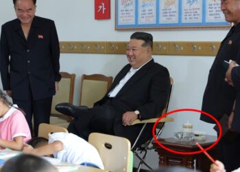 초등학교 간 김정은, 깡마른 아이들 뒤 ‘재떨이·담배’ 놓고 미소 활짝[포착]