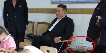 초등학교 간 김정은, 깡마른 아이들 뒤 ‘재떨이·담배’ 놓고 미소 활짝[포착]