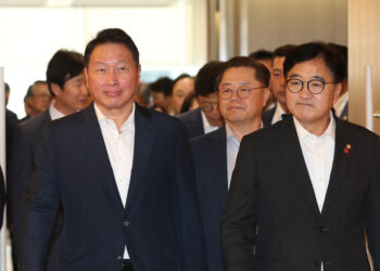 국회의장 만난 최태원 “기업들이 국가대항전서 메달 딸 수 있게 도와달라”