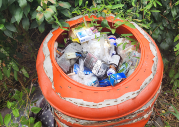 지린내 나는 페트병만 수십통… 갓길에 버려진 양심 ‘연 8000t’