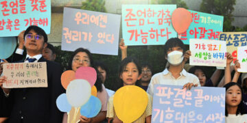 ‘한국 툰베리들’ 손 들어준 헌재… “정부 탄소 감축 목표 부족”