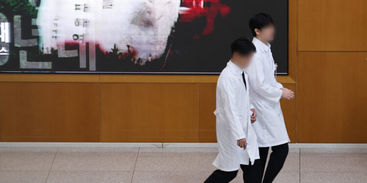 의사 수련에 4000억원 투입…‘진료면허’ 도입 위한 인턴제 개편 시동[의료개혁]