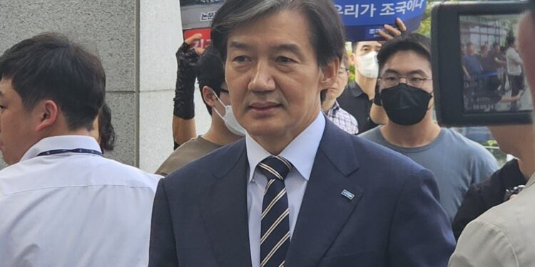 ‘검찰 출석’ 조국 “3년째 전직 대통령 수사, 한심하다”