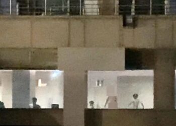 “알몸으로 돌아다니는 남성들 충격”…산책로서 훤히 보이는 리조트 남탕