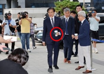 여유롭게 검찰 출석한 조국…커피 손에 들고 온 ‘진짜 이유’