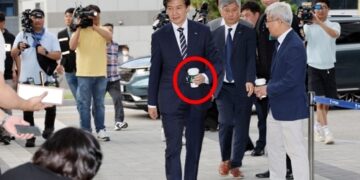 여유롭게 검찰 출석한 조국…커피 손에 들고 온 ‘진짜 이유’