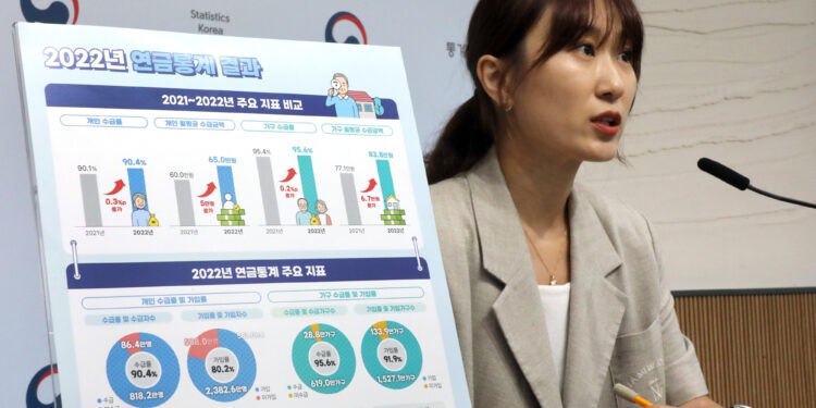 기초연금 받으니 생계급여 ‘싹둑’… 노인 67만명 월 32만원씩 깎였다