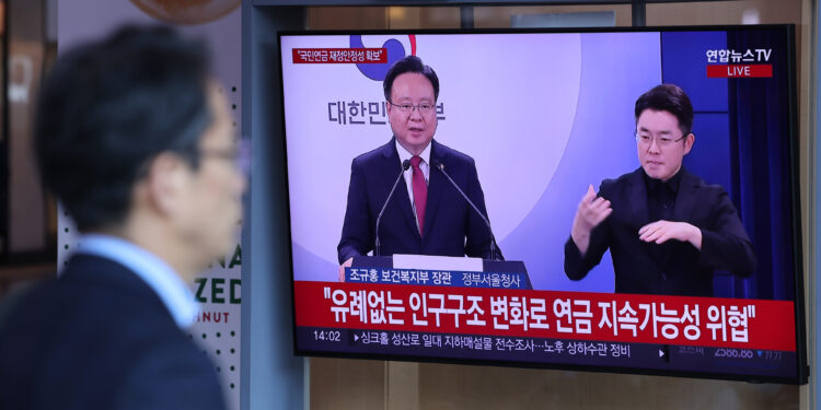 저소득 노인부터 기초연금 40만원… 퇴직연금 단계적 의무화도