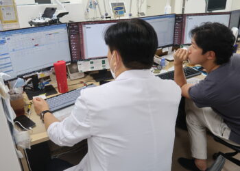 절반 중증인데… 전문의 1명이 12시간씩 떠맡아