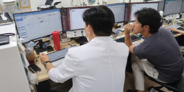 절반 중증인데… 전문의 1명이 12시간씩 떠맡아