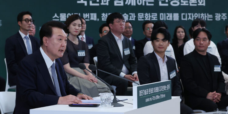 尹 “민주화 도시 광주, AI·모빌리티로 첨단산업 지형 바꿀 것”