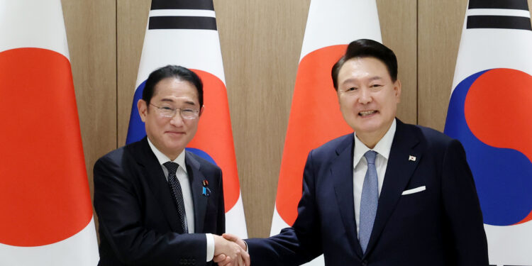 윤석열 “양측 전향적인 자세로 노력” 기시다 “미래를 향해 한국과 협력”