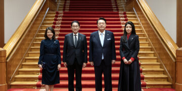 윤 대통령에게 마지막 인사한 기시다 “한일관계 더욱 발전시키자”