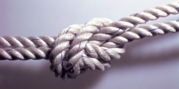 父 살해하러 7층서 밧줄 타고 내려간 아들…“그만큼 절박했다” 황당 항변