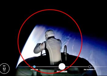 우주선 밖 첫 민간인, 인류 새 역사…“우주유영 시작” (영상) [포착]