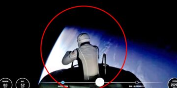 우주선 밖 첫 민간인, 인류 새 역사…“우주유영 시작” (영상) [포착]