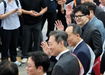 한동훈은 경부선, 이재명은 호남선…‘텃밭 귀성객’에 추석 인사