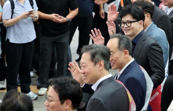 한동훈은 경부선, 이재명은 호남선…‘텃밭 귀성객’에 추석 인사