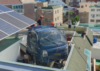 무면허 음주운전 50대男, 차량 5대 들이받고 빌라 옥상으로 추락